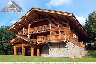 Entreprise Avrillon La Clusaz Haute Savoie menuiserie charpente rénovation de vieux chalet photo arvimedia