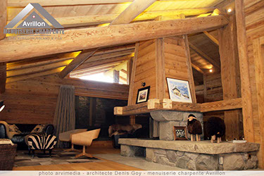 Entreprise Avrillon La Clusaz Haute Savoie salon avec cheminée en bois et pierre de taille, rénovation de chalet montagnard photo arvimedia