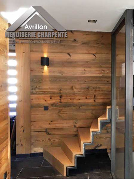 escalier original fabriqué en métal et en bois, design moderne pour chalet de montagne, solidité et esthétisme