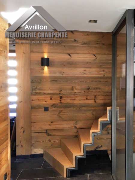 escalier original fabriqué en métal et en bois, design moderne pour chalet de montagne, solidité et esthétisme