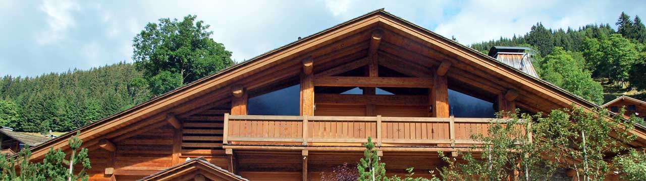 charpentier construction de charpente en bois pour toit de chalet style traditionnel savoyard menuiserie villards sur thones arvimedia degoutte