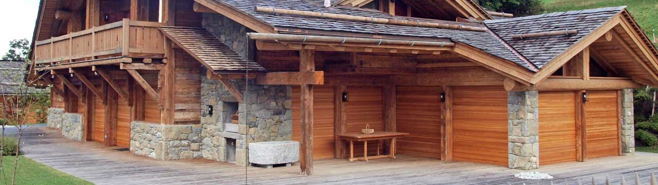 menuiserie construction de chalet rénovation et neuf, travail soigné fait par un artisan spécialisé dans les toiture en bois. Photo arvimedia