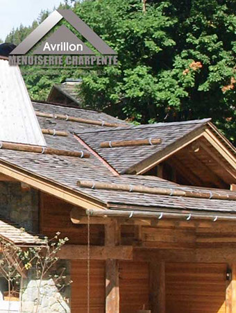 Avrillon et fils entreprise spécialisée dans la pose de toit en tavaillons à La Clusaz charpente traditionnelle de style savoyard pour chalet